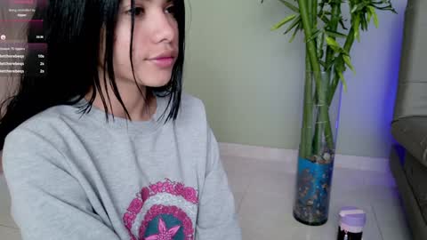 Snapshot of sweett_petite chatting on February 3, 2025, 7:52 pm online show from February 3, 2025, 7:52 pm