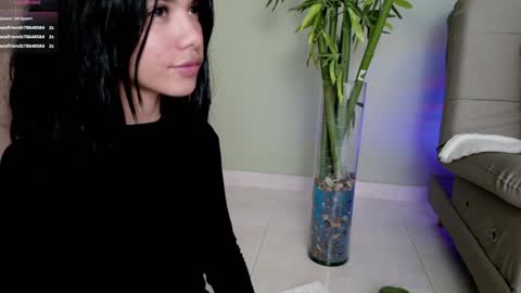 Snapshot of sweett_petite chatting on February 8, 2025, 11:13 pm online show from February 8, 2025, 11:13 pm