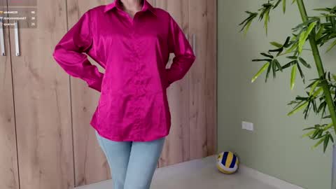 Snapshot of sweett_petite chatting on February 17, 2025, 7:42 pm online show from February 17, 2025, 7:42 pm