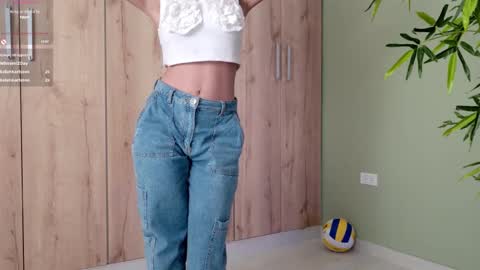Snapshot of sweett_petite chatting on February 18, 2025, 11:08 pm online show from February 18, 2025, 11:08 pm