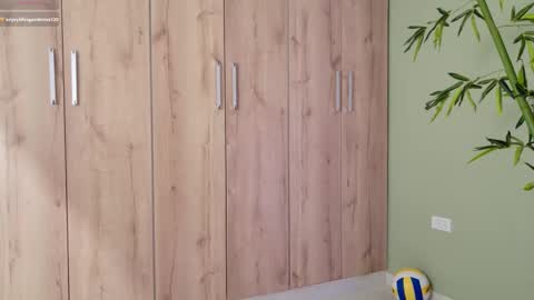 Snapshot of sweett_petite chatting on February 25, 2025, 7:25 pm online show from February 25, 2025, 7:25 pm