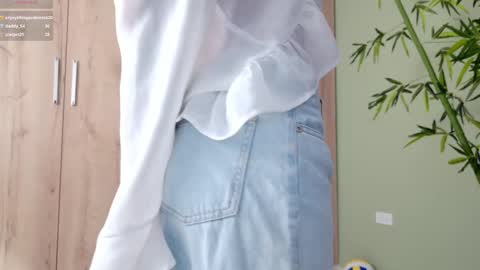 Snapshot of sweett_petite chatting on February 25, 2025, 10:29 pm online show from February 25, 2025, 10:29 pm