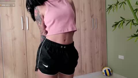 Snapshot of sweett_petite chatting on February 27, 2025, 7:58 pm online show from February 27, 2025, 7:58 pm
