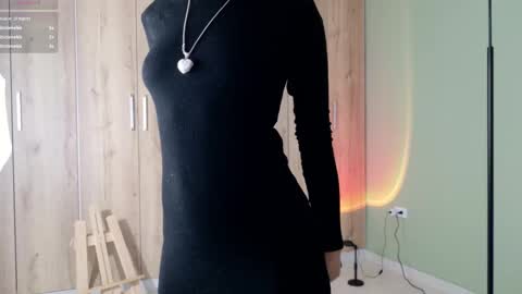 Snapshot of sweett_petite chatting on March 4, 2025, 9:22 pm online show from March 4, 2025, 9:22 pm