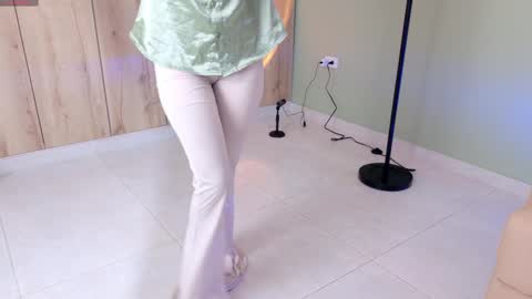 Snapshot of sweett_petite chatting on March 6, 2025, 8:05 pm online show from March 6, 2025, 8:05 pm