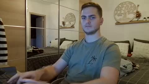 syl092 online show from December 3, 2025, 7:12 pm