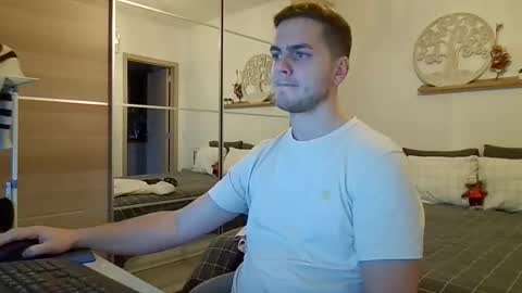 syl092 online show from December 5, 2025, 3:52 pm