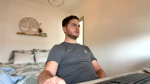 syl092 online show from March 12, 2026, 12:44 pm