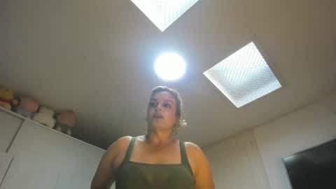 taniabonnet  online show from April 3, 2026, 11:52 am