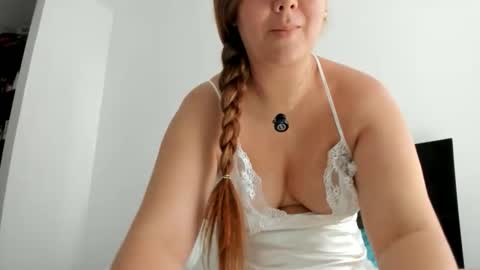 Snapshot of tara__ chatting on April 19, 2026, 2:05 pm tara__ online show from April 19, 2026, 2:05 pm