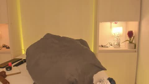  T A R A  online show from December 18, 2025, 4:46 pm