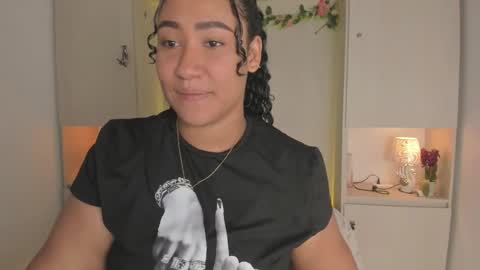 Snapshot of tarawiilson_ chatting on February 7, 2026, 4:16 am T A R A online show from February 7, 2026, 4:16 am