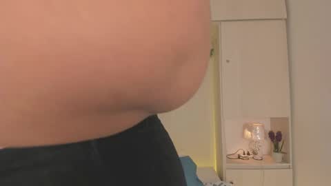 Snapshot of tarawiilson_ chatting on February 25, 2026, 4:22 am T A R A online show from February 25, 2026, 4:22 am