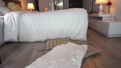 RHEA  pronanciation like Reya   online show from November 12, 2025, 1:22 pm