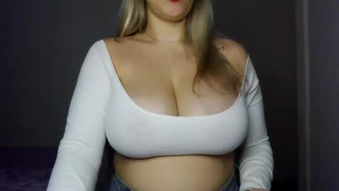 Snapshot of tateisblonde chatting on February 14, 2026, 1:52 pm tateisblonde online show from February 14, 2026, 1:52 pm