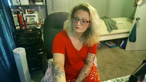 Snapshot of tattooeddirtyteacher chatting on February 19, 2025, 6:21 pm Lisa Lovely online show from February 19, 2025, 6:21 pm