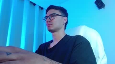 taurus4k online show from November 18, 2025, 3:34 am