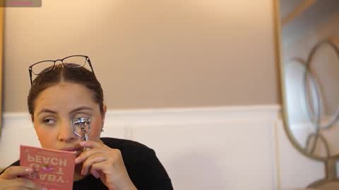 Teylor  Kim online show from November 7, 2025, 4:07 pm