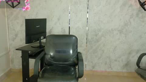 taylor_gil0 online show from May 1, 2026, 1:37 pm