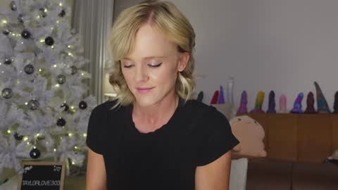 Snapshot of taylor_love_303 chatting on November 30, 2025, 11:25 am Taylor -- online show from November 30, 2025, 11:25 am