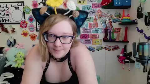 Snapshot of ten_tickle_pixie chatting on February 18, 2026, 7:21 pm Pixie and Tentacle Overlord online show from February 18, 2026, 7:21 pm