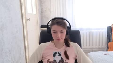 Anny Simpson online show from November 4, 2025, 4:44 am