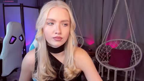 TessaHamilton online show from November 16, 2025, 7:58 am