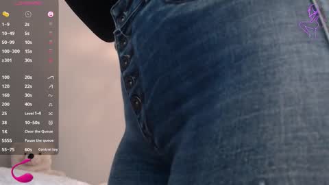 THAYSSA ROSS online show from November 30, 2025, 2:43 pm