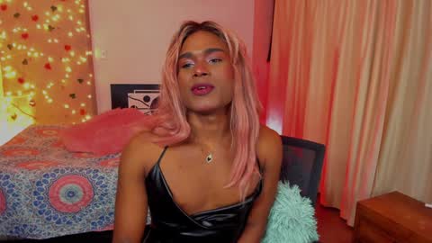 Snapshot of thegoldenbitch chatting on February 6, 2025, 11:04 pm Goldie online show from February 6, 2025, 11:04 pm