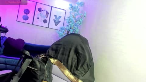 Theia  online show from December 1, 2025, 12:32 pm