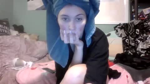 Snapshot of thelittlebambii chatting on December 15, 2024, 10:26 pm Little Bambii online show from December 15, 2024, 10:26 pm