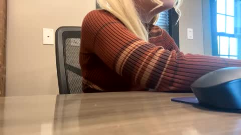 Snapshot of thelittlebambii chatting on January 8, 2025, 8:18 pm Little Bambii online show from January 8, 2025, 8:18 pm