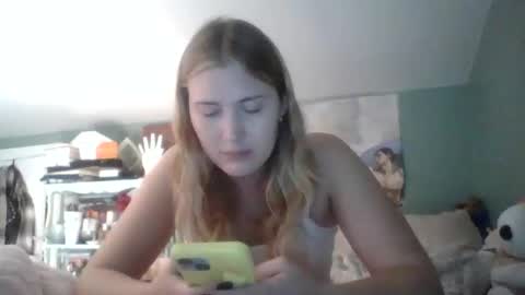 Snapshot of thelittlebambii chatting on November 10, 2025, 6:40 pm Little Bambii online show from November 10, 2025, 6:40 pm