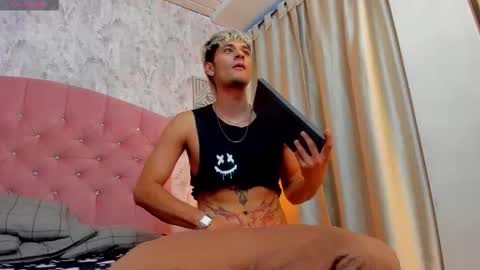 Snapshot of thiago_carlo chatting on November 1, 2025, 7:49 pm thiago online show from November 1, 2025, 7:49 pm