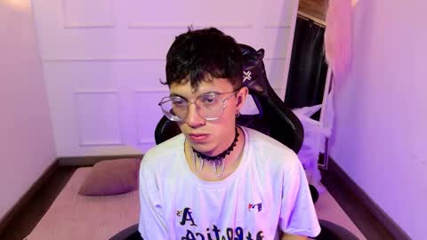 thiago_n_sam online show from October 19, 2025, 2:45 am