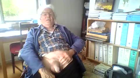 Snapshot of thickcockat71 chatting on December 16, 2025, 1:43 am Thickcockat71 online show from December 16, 2025, 1:43 am