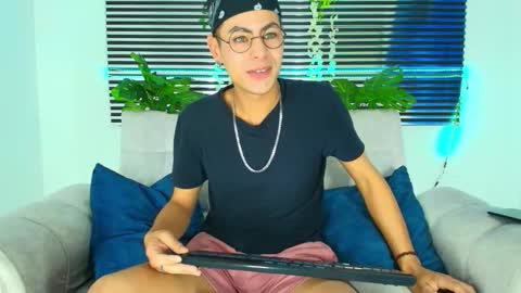 Snapshot of thiiagosaeenz chatting on February 3, 2026, 2:44 pm Thiago Saenzz online show from February 3, 2026, 2:44 pm