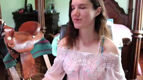 Snapshot of thornbury_rose chatting on April 26, 2026, 3:53 pm ThornburyRose online show from April 26, 2026, 3:53 pm