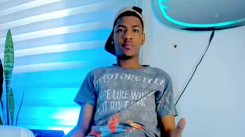 tiago_xxx_ online show from November 9, 2025, 8:51 pm