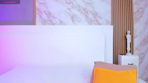 tianaglow4 online show from October 18, 2025, 12:06 pm