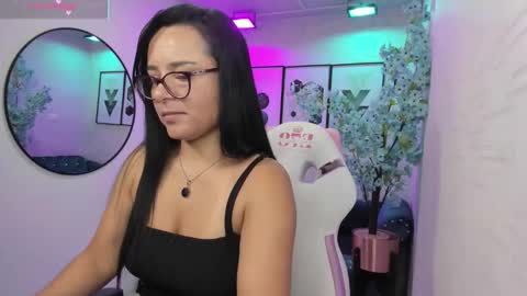 Snapshot of tiara_r chatting on March 3, 2026, 3:34 am Tiara online show from March 3, 2026, 3:34 am