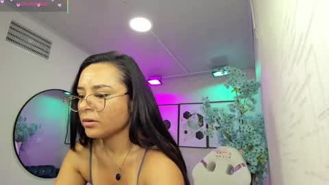 Snapshot of tiara_r chatting on March 22, 2026, 3:32 am Tiara online show from March 22, 2026, 3:32 am