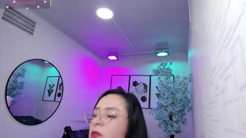 Snapshot of tiara_r chatting on March 25, 2026, 3:34 am Tiara online show from March 25, 2026, 3:34 am