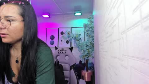 Snapshot of tiara_r chatting on April 8, 2026, 3:17 am Tiara online show from April 8, 2026, 3:17 am