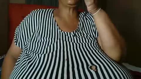 Snapshot of tinagiant chatting on April 19, 2026, 5:34 pm tinagiant online show from April 19, 2026, 5:34 pm