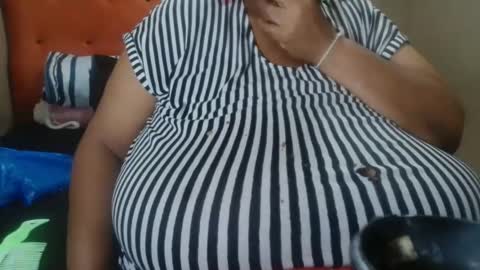 Snapshot of tinagiant chatting on May 6, 2026, 10:53 am tinagiant online show from May 6, 2026, 10:53 am