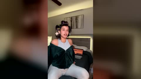 tiny_0899 online show from March 18, 2026, 5:43 am