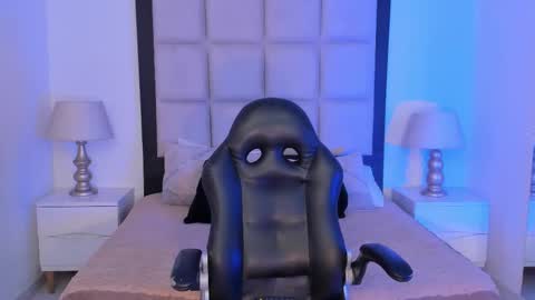 Snapshot of tiny_thomm chatting on February 14, 2026, 3:47 am Thomm Independent Model online show from February 14, 2026, 3:47 am