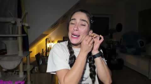 Snapshot of tiny_williams chatting on October 15, 2025, 4:45 am Tiny online show from October 15, 2025, 4:45 am