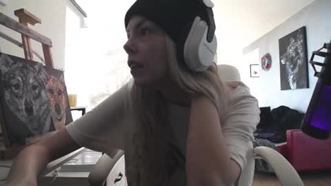 stage Kylie Sinner  brand CLITBAIT online show from November 19, 2025, 4:07 pm